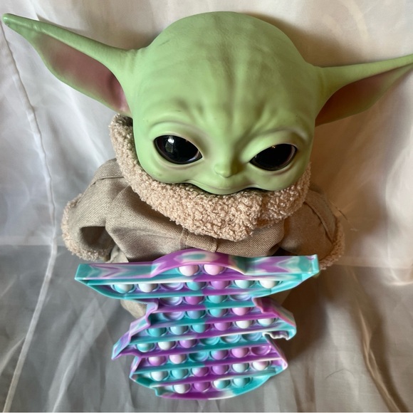 Star Wars Madalorian 11in plus free pop it toy included - Picture 6 of 10